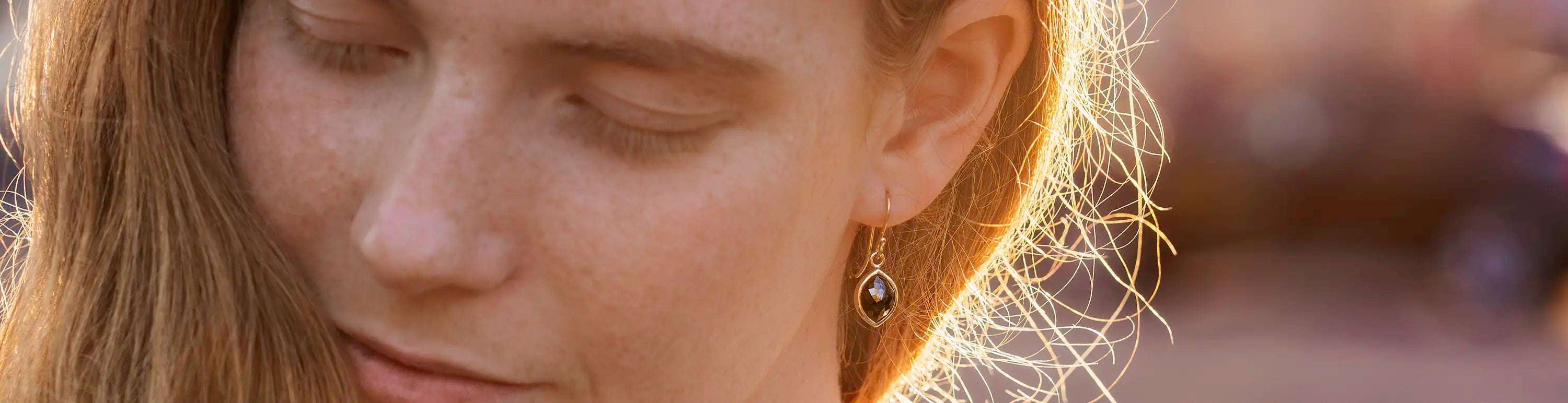 Schwarzer Diamantohrhaenger im Sonnenuntergangslicht