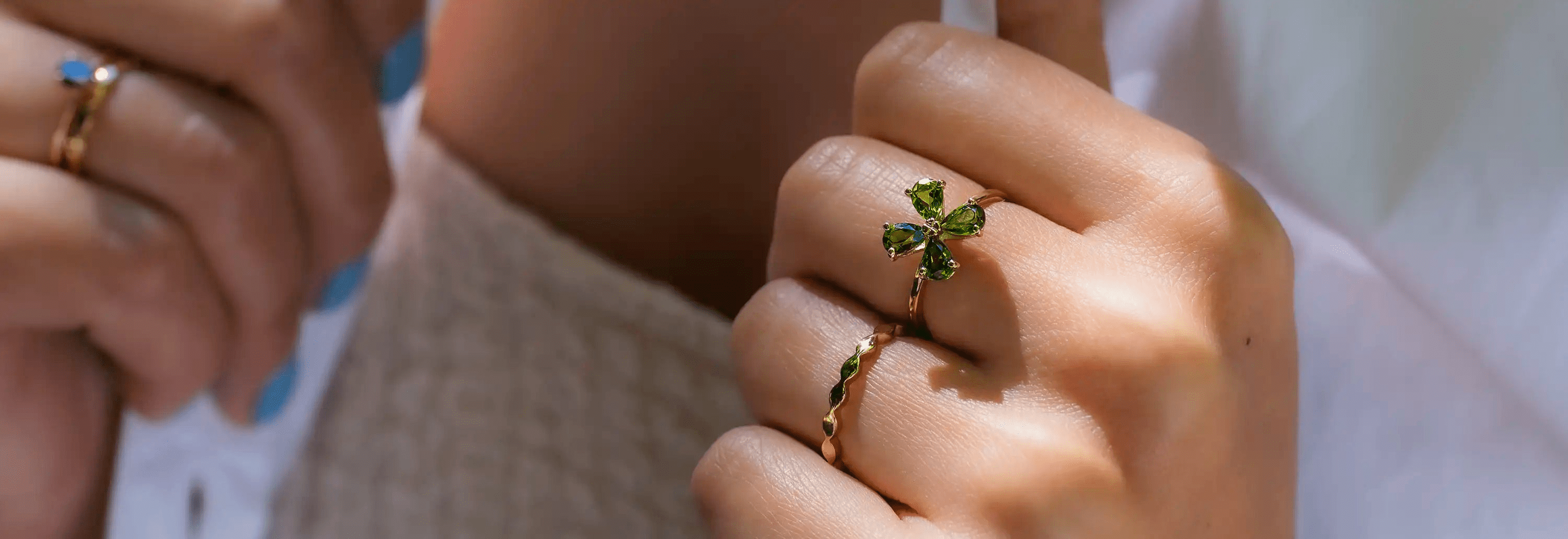 Model mit Josefine-Statement Ringen an der Hand