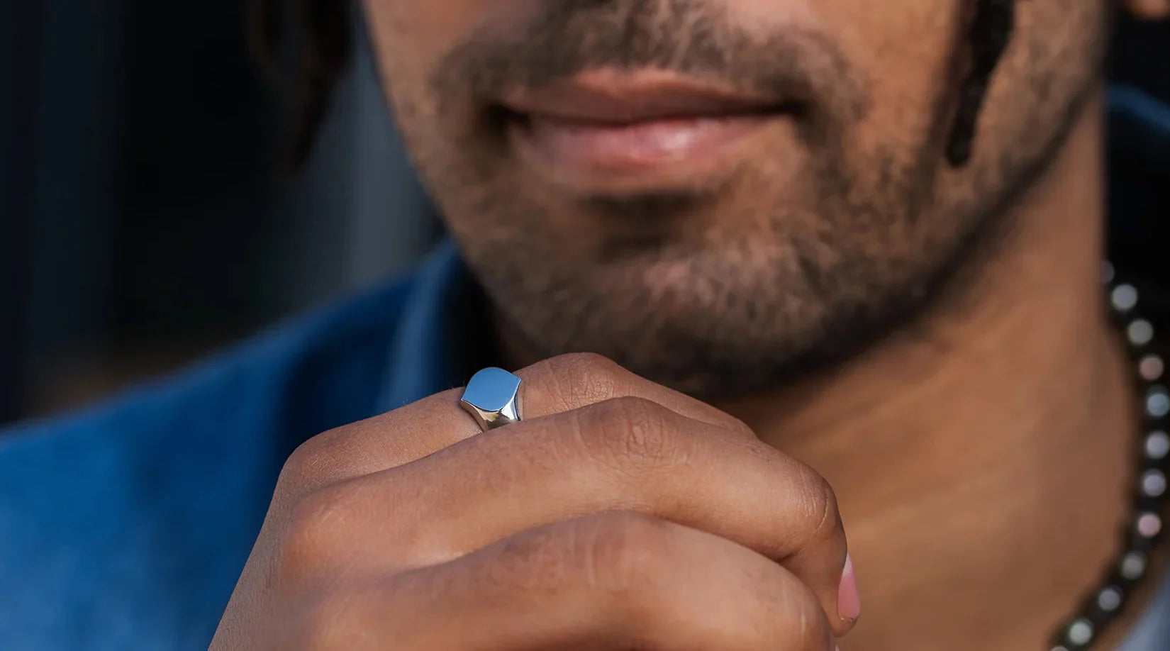 Model mit gravierbarem Siegelring an der Hand