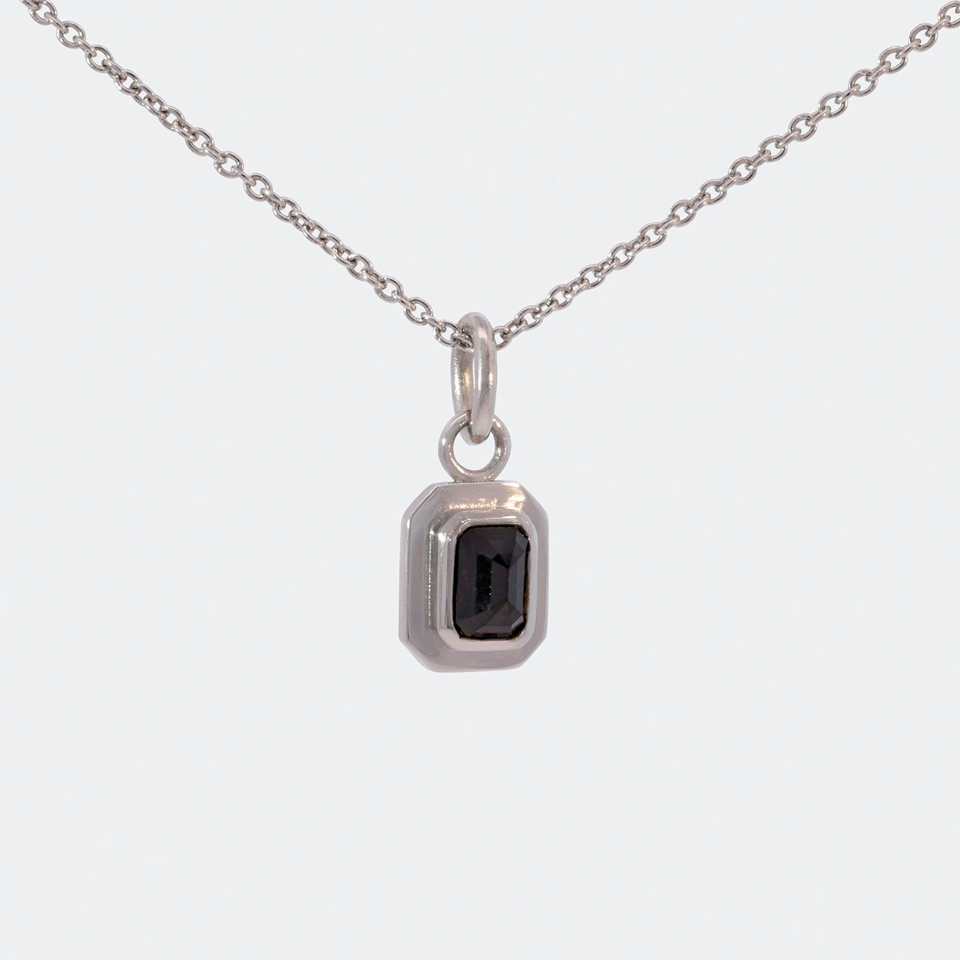 Anhaenger mit Ankerkette schwarzer Diamant 0.45ct Achteck in Platin Frontansicht 25Grad nach rechts gedreht