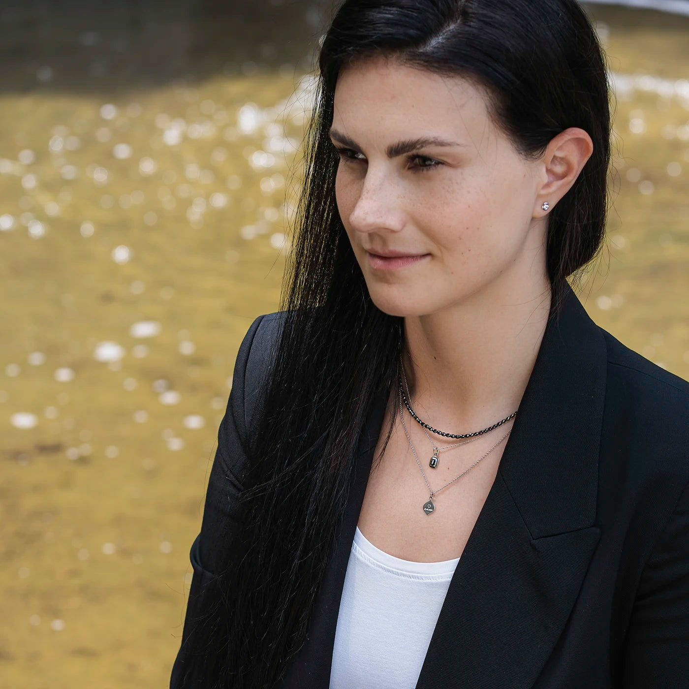 Anhaenger mit Ankerkette schwarzer Diamant 0.45ct Achteck in Platin an Modelhals bei Sonne mit schwarzer Diamantkette und Gravurplaettchen Josefine Platin