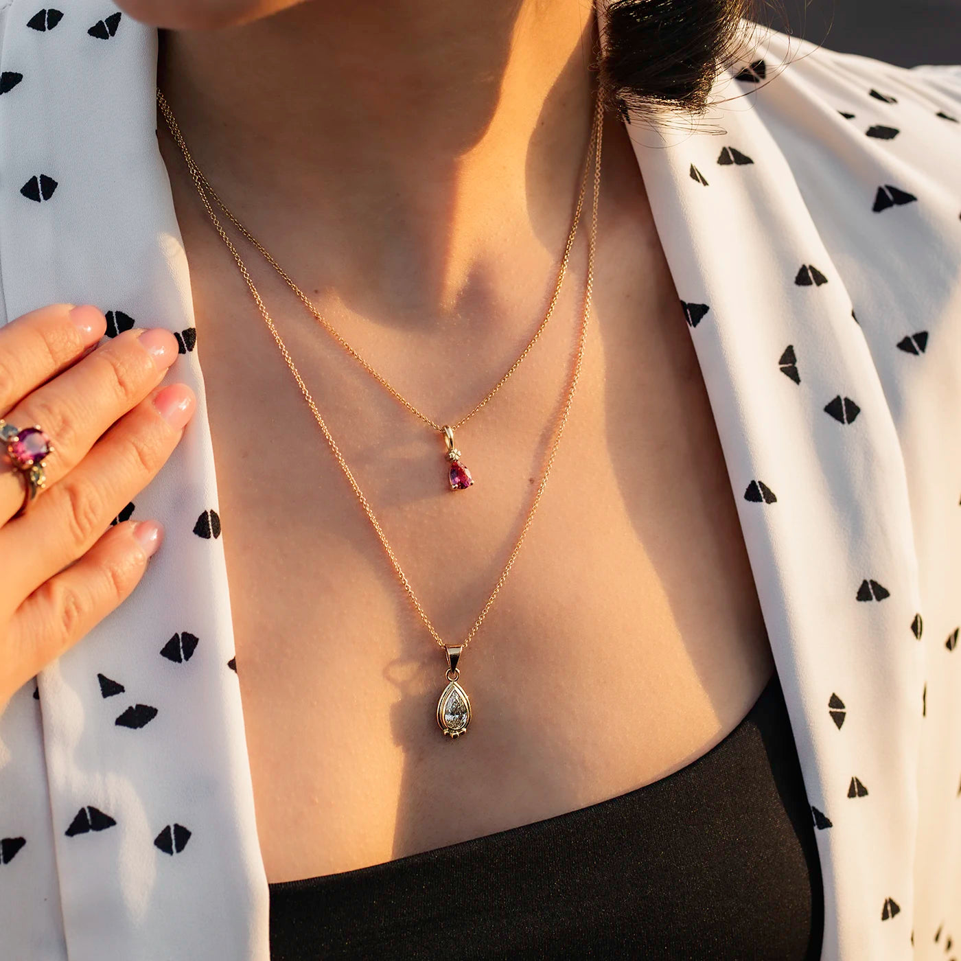 Anhaenger grosser Diamant Tropfen 1.0ct in Gelbgold Fan Modelhals bei starker Nachmittagssonne frontal