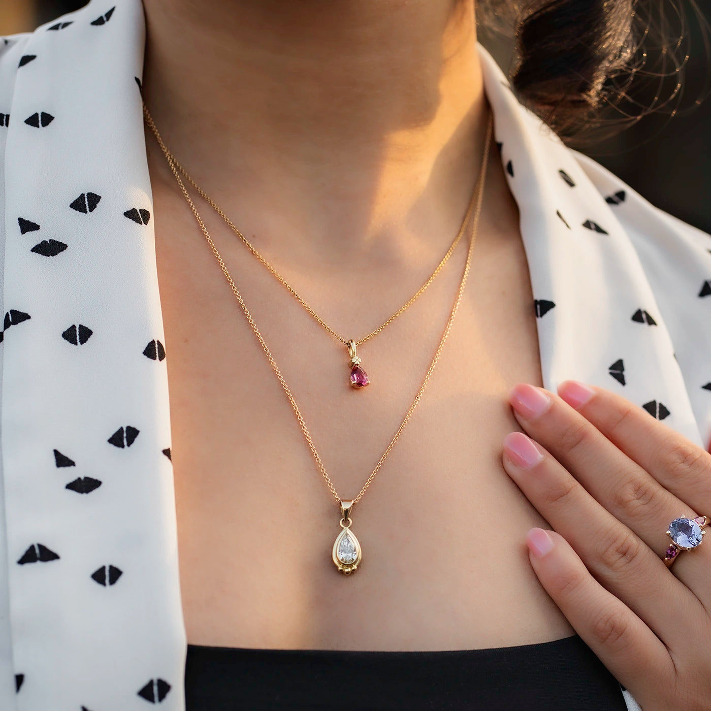 Anhaenger Blossom an Kette rosa Turmalin Tropfen Gelbgold an Modelhals mit Diamantkette und Fleur Unikat Ring im Bild