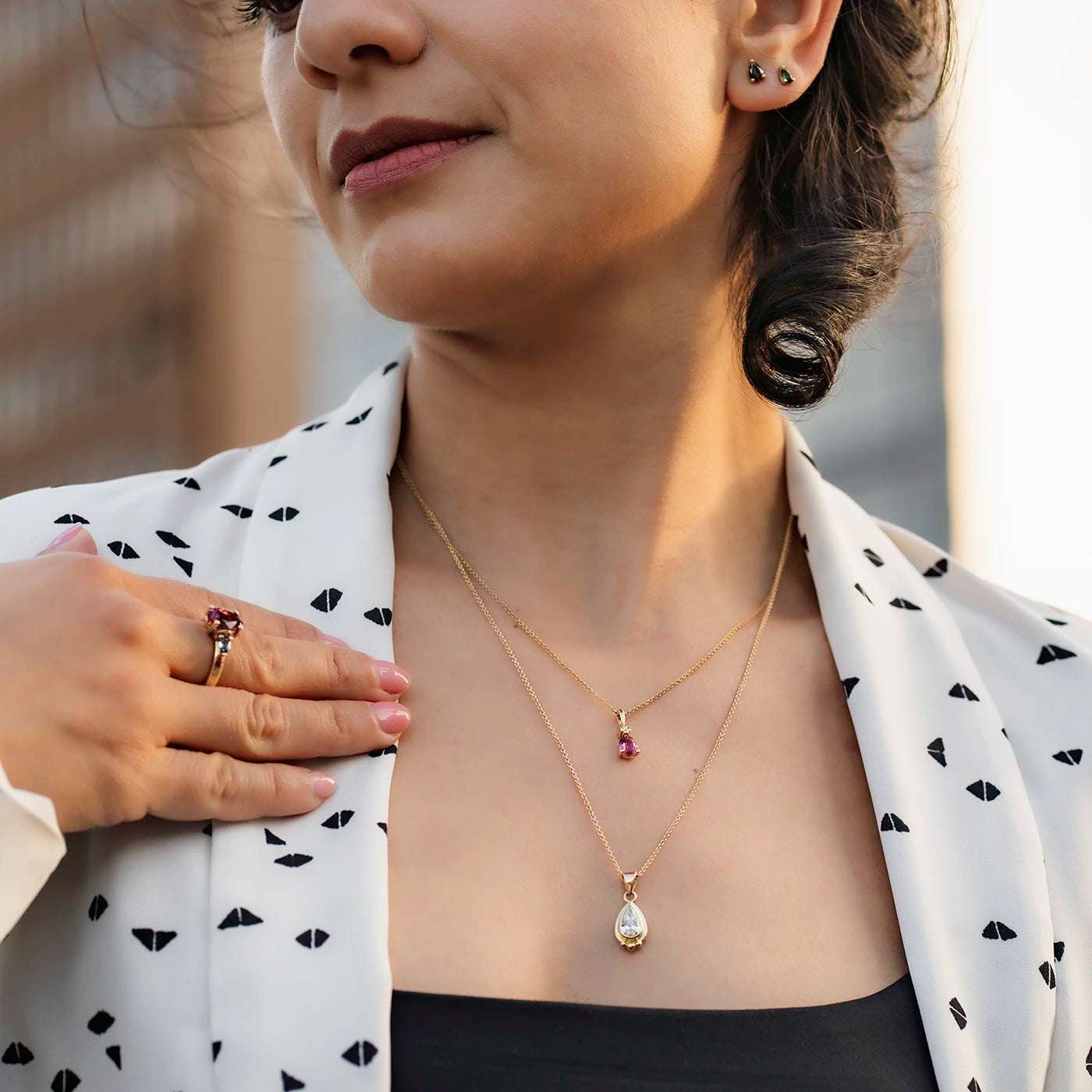 Anhaenger Blossom an Kette rosa Turmalin Tropfen Gelbgold an Modelhals mit Diamantkette und Fleur Unikat Ring im Bild diesmal andere Hand