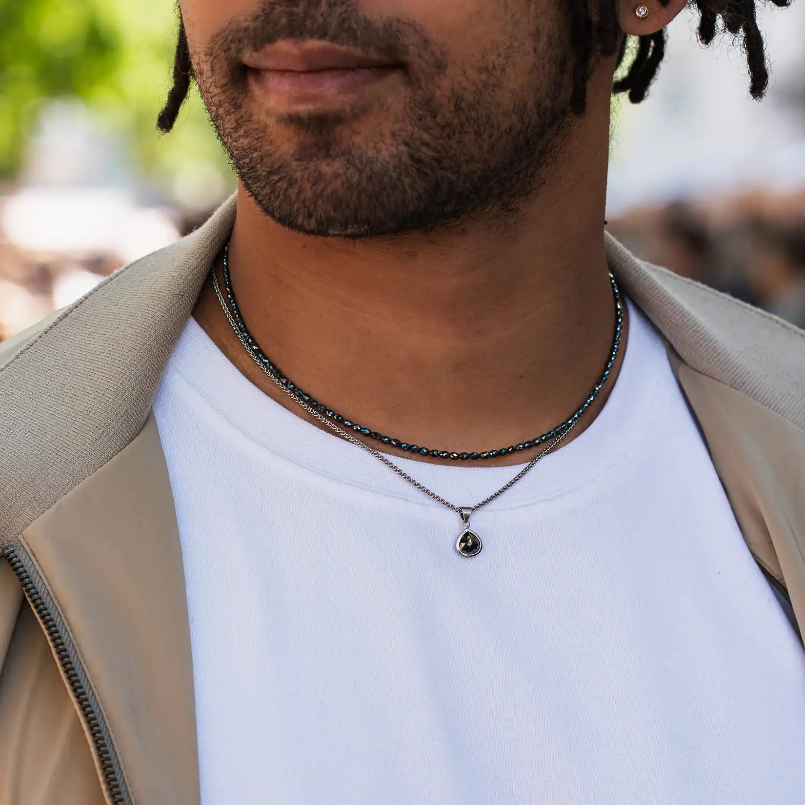 Schwarze Diamantkette und Schwarzer Tropfen Diamantanhaenger in Platin an Maennlichem Model