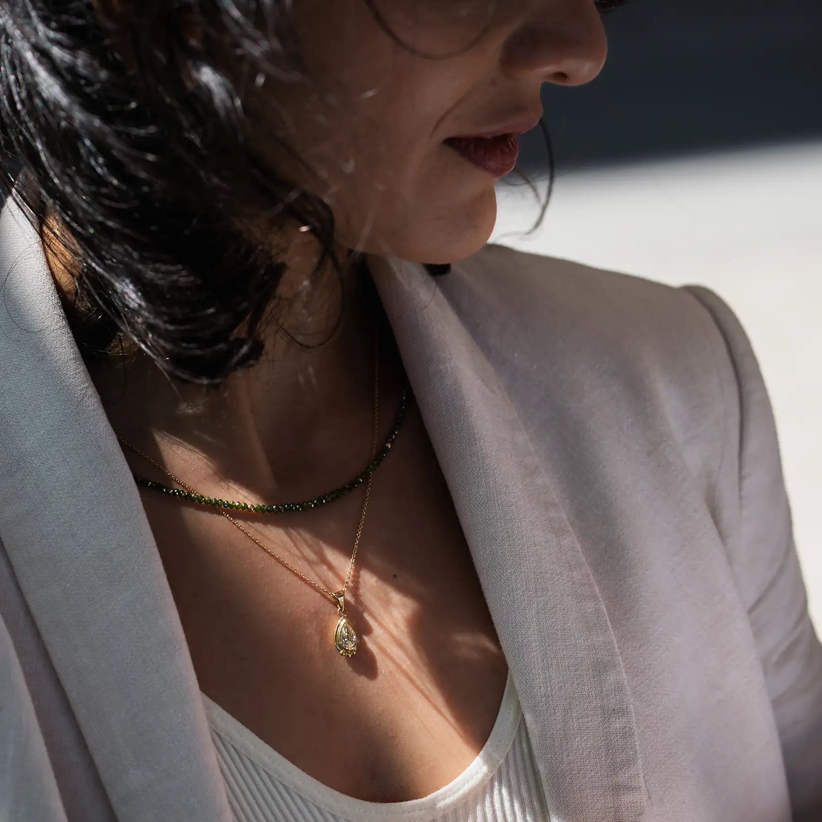 Gruene Diamantkette und 1.0 Carat Tropfen in Gelbgold als Kette an weiblichem Model