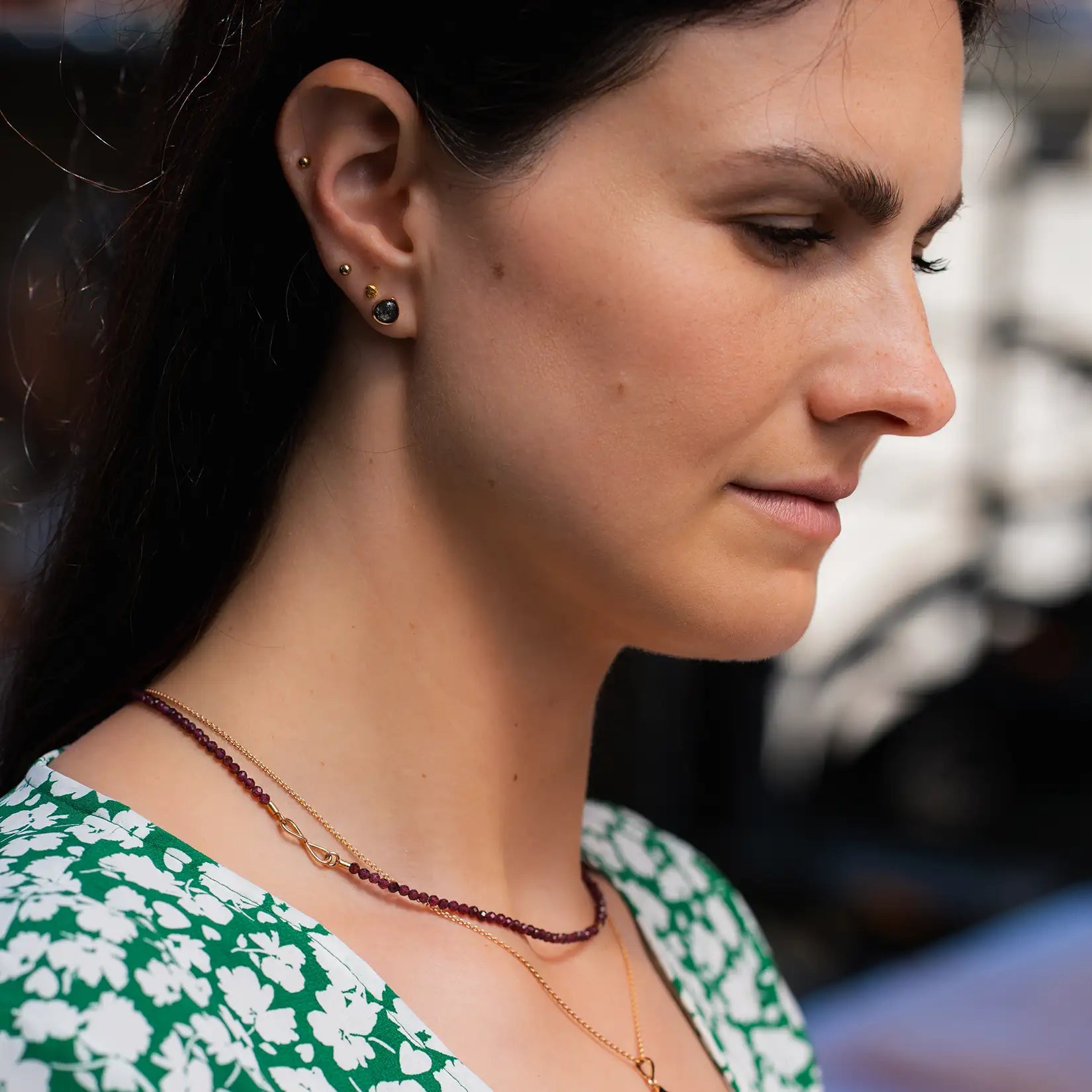 weibliches Model close Up Salt and Pepper Diamant Ohrstecker