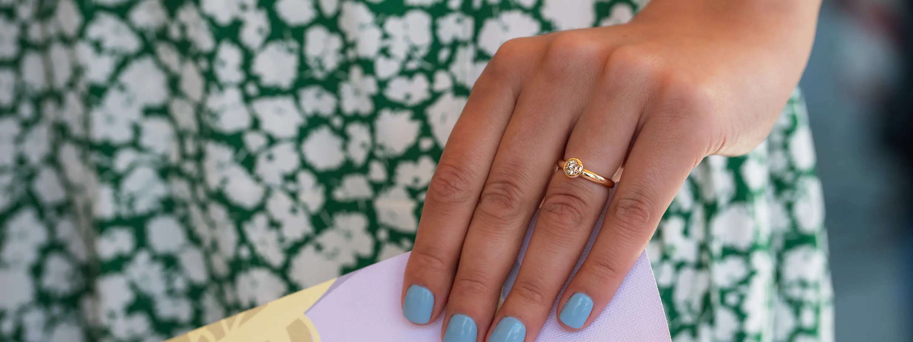 Goldener Diamantring Balance Closeup an Hand