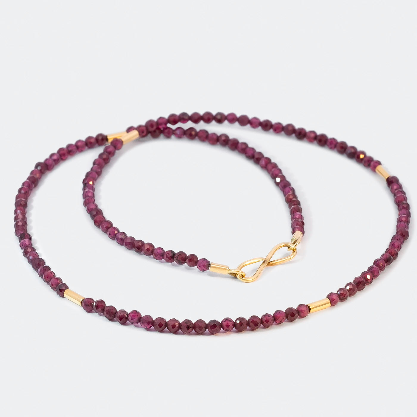 Elegante Granatkette mit Gelbgoldelementen