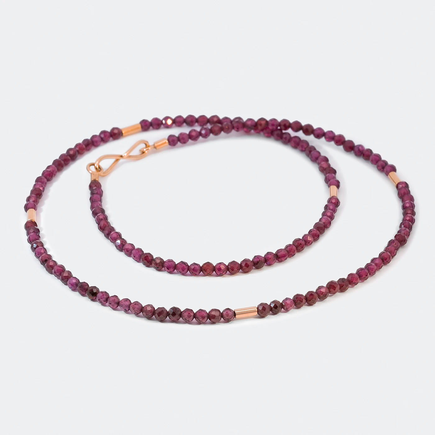 Edelsteinkette mit Granat und Rosegold Elementen Frontansicht Verschluss hinten
