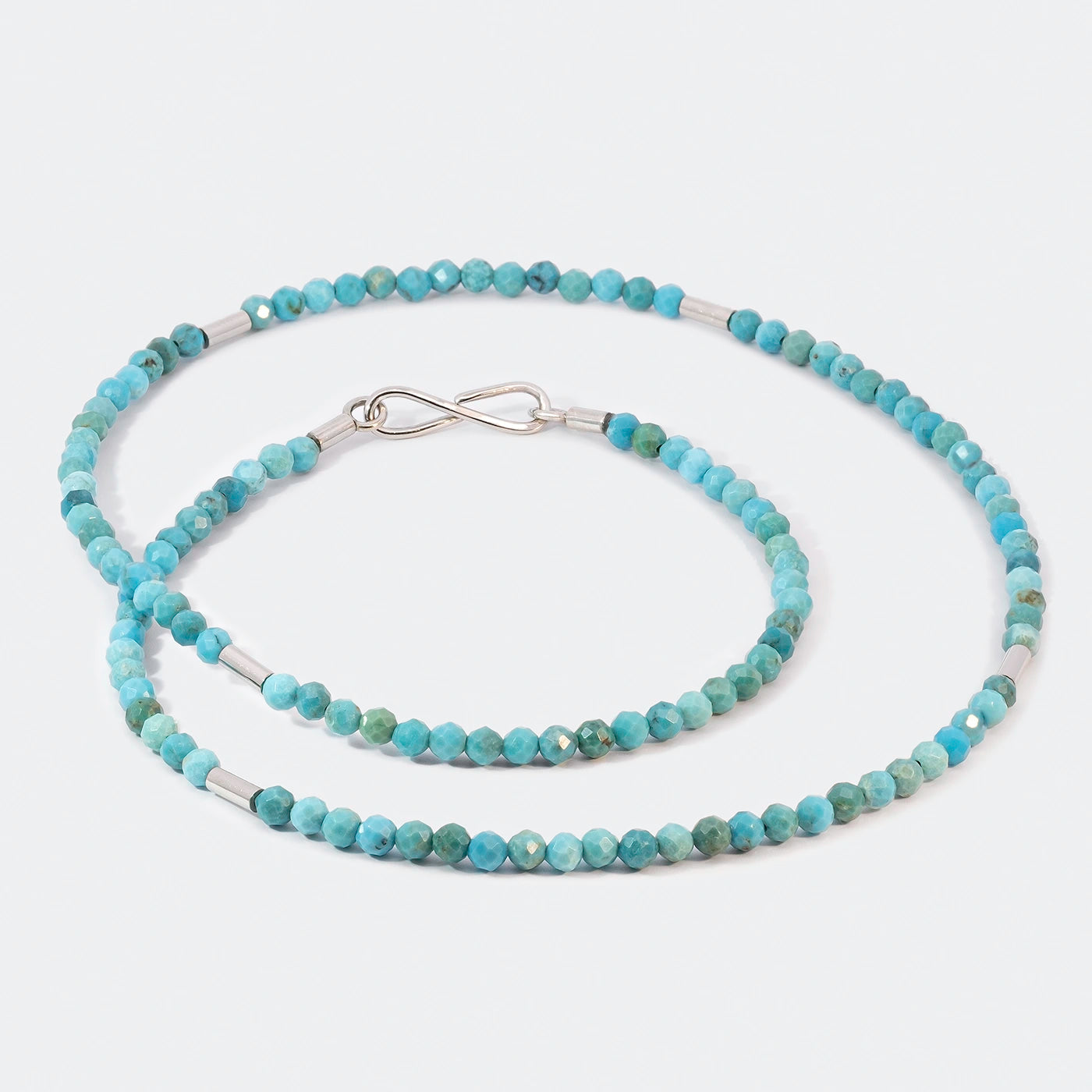 Edelsteinkette Tuerkis mit Platin Elementen Frontview Verschluss hinten mittig