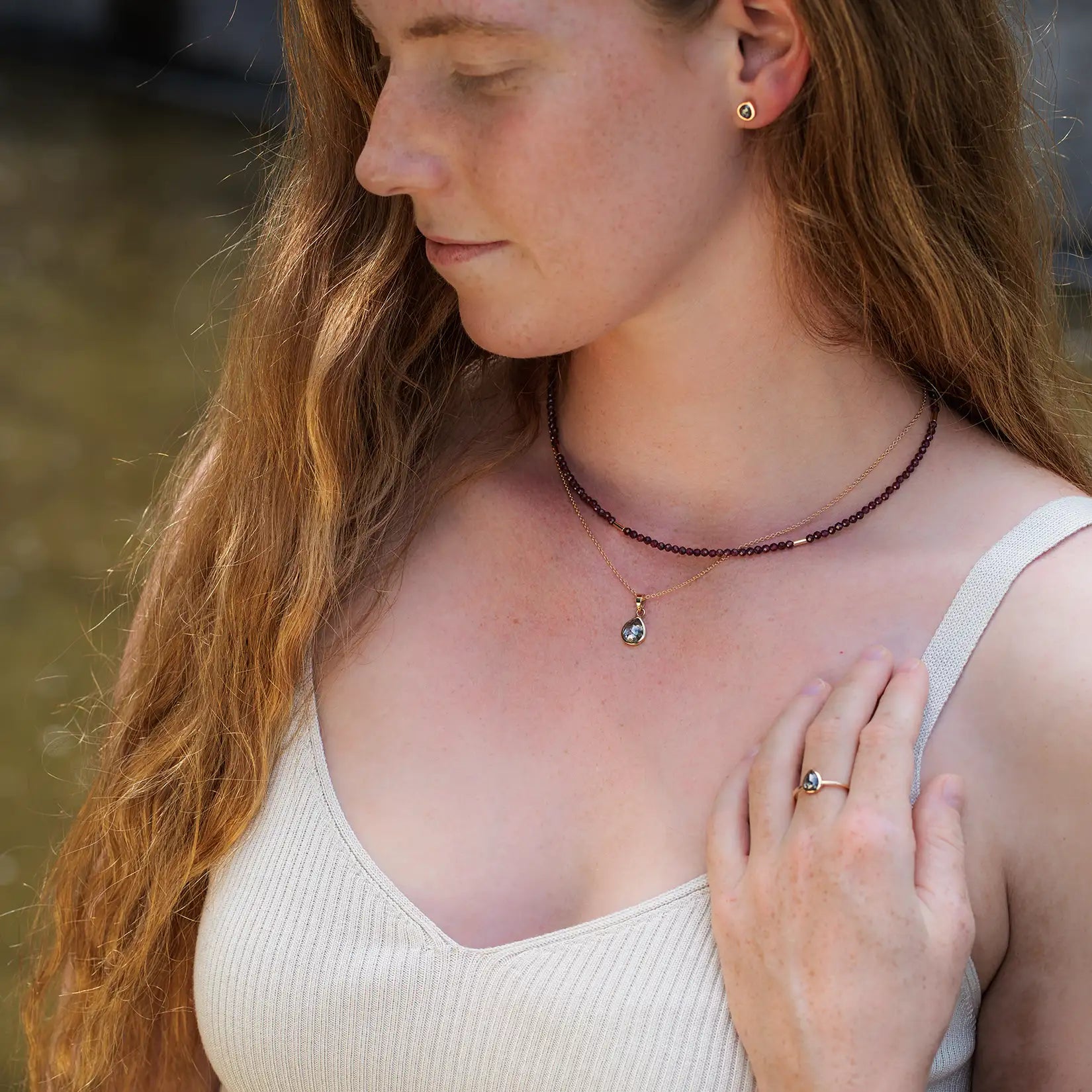 Granat Edelsteinkette an weiblichem Model