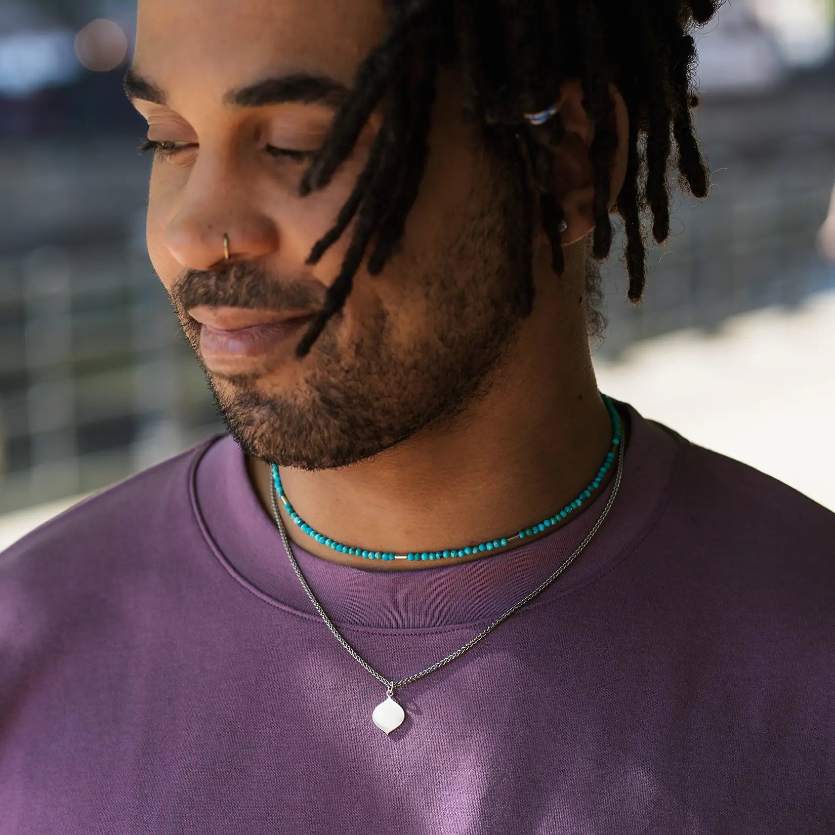 Tuerkis Edelsteinkette an maennlichem Model