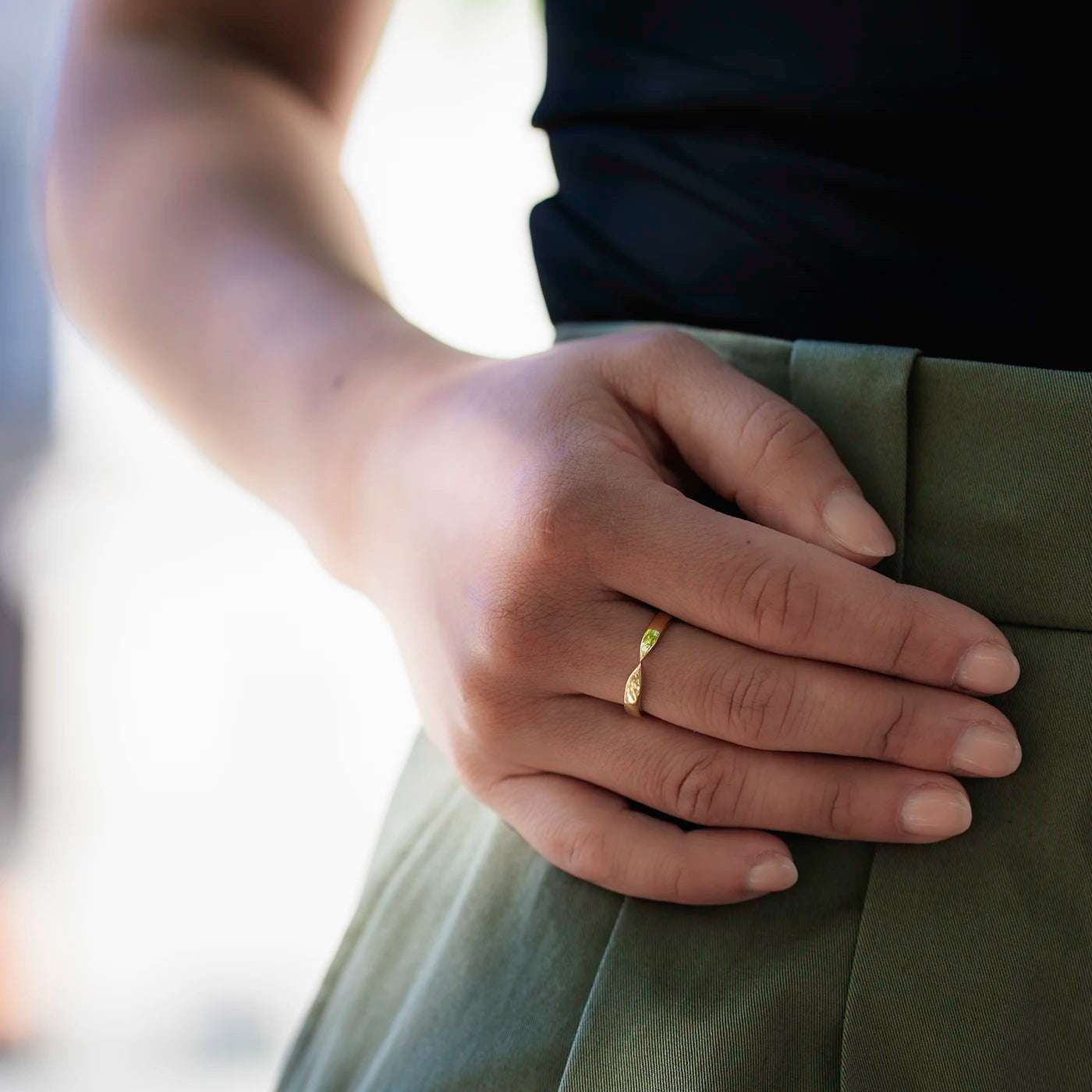 Ring Rendezvous Damenring Gelbgold die Ringschiene bildet zwei Spitzen die sich zu einem Rendezvouz treffen an Modelhand Mittelfinger Hosenbund