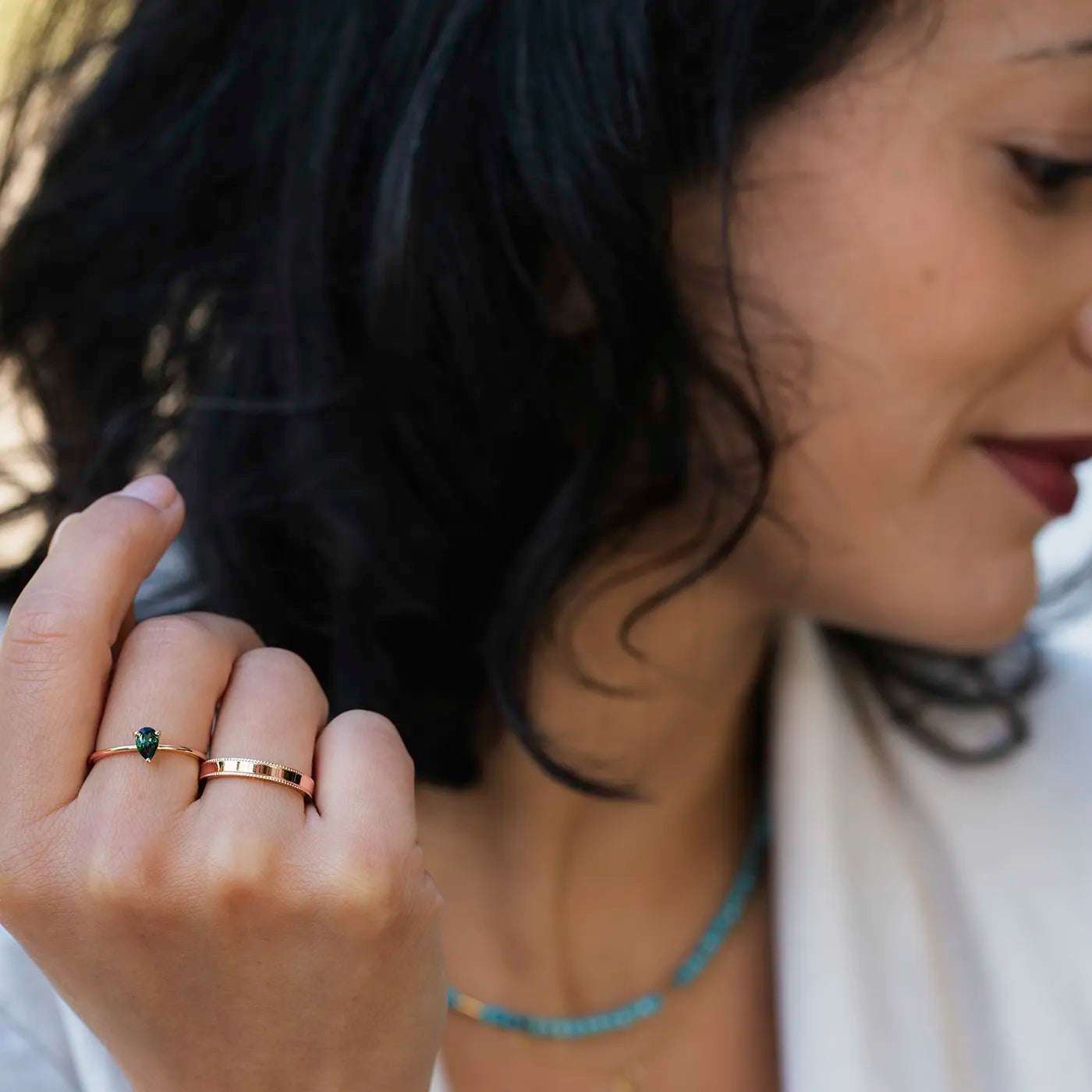 Ring Vintage Damenring RosegoldRingschiene mit kleinem Kugelmuster am Rand auf beiden Seiten an modelhand auf Ringfinger