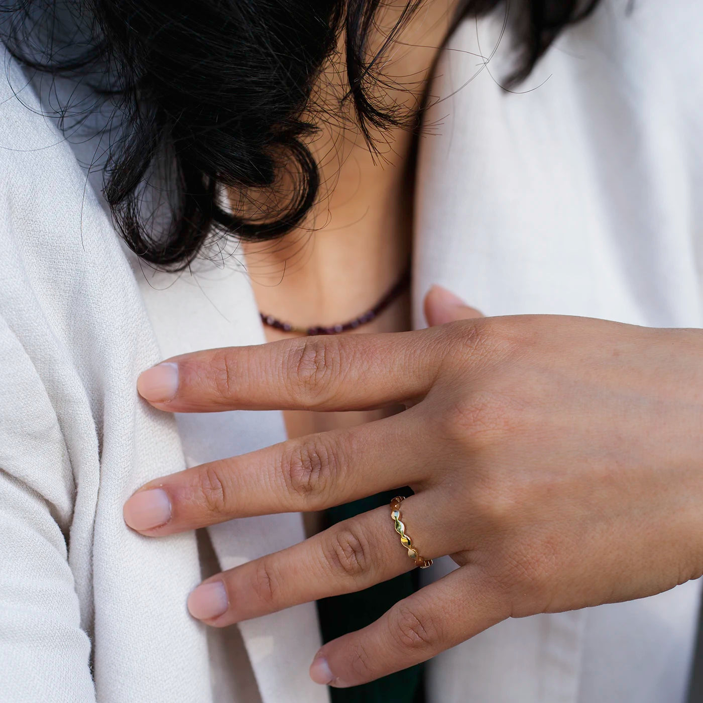 Ring Wave Gelbgold die Ringschiene ist geschwungen wie Wellen Frontansicht an Modelhand an Ringfinger Closeup