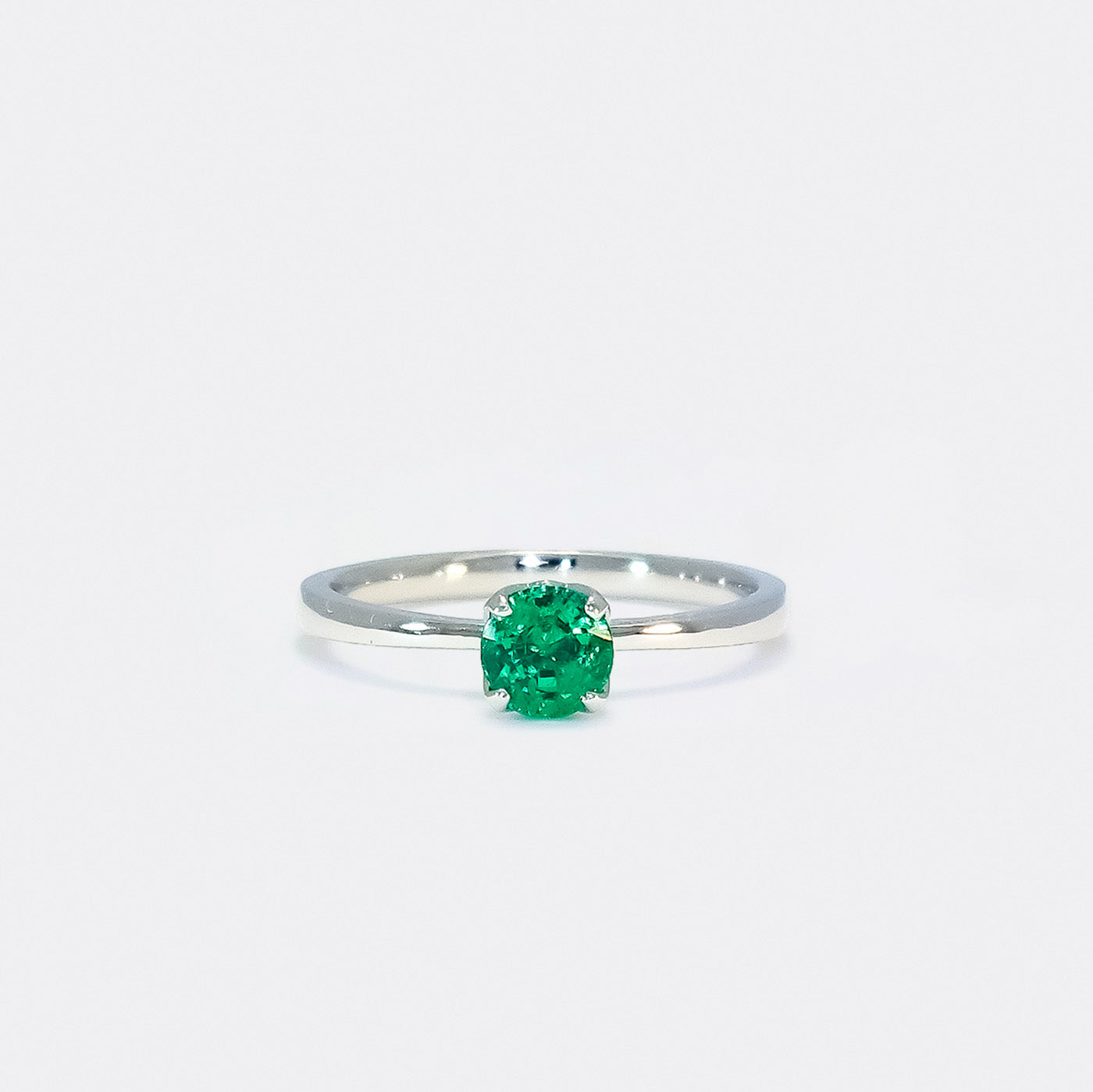 Ring Fleur Solitär aus 950er Platin in Front Ansicht mit grünem Smaragd