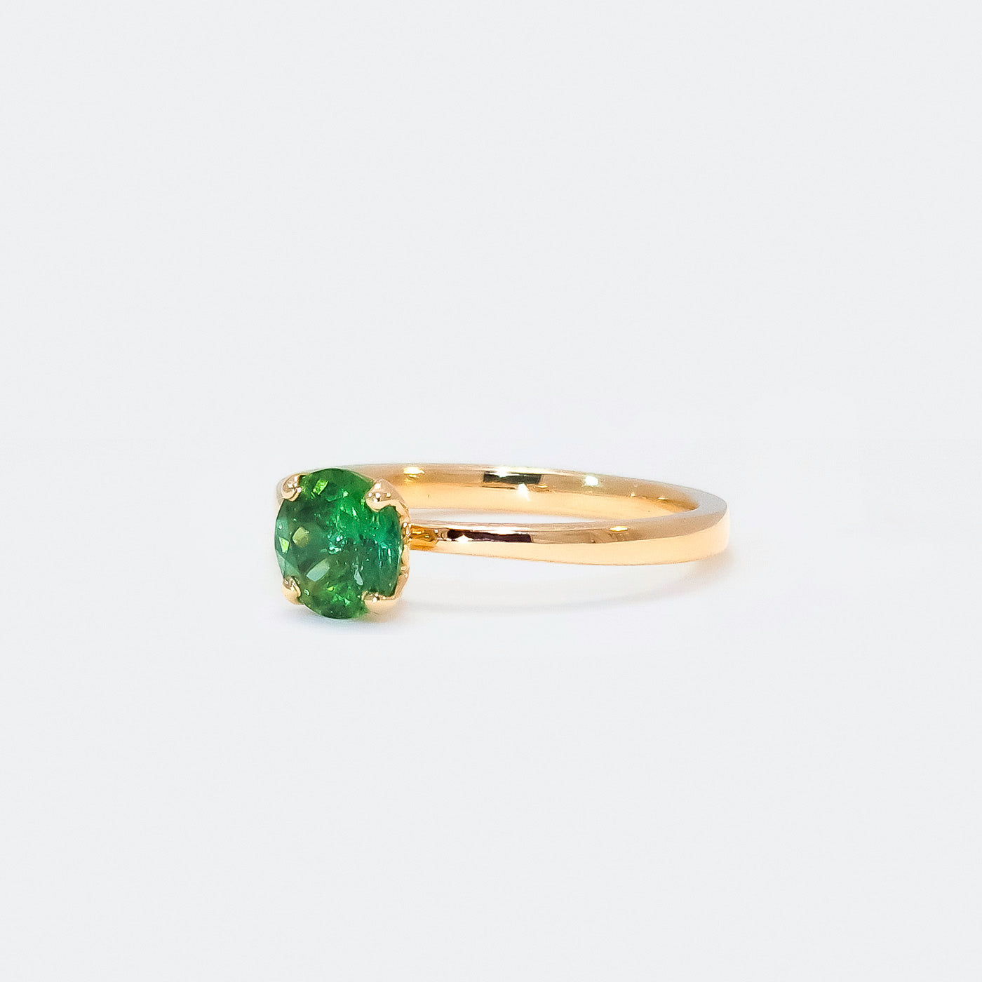Ring Fleur Solitär Roségold in Front Ansicht mit grünem Turmalin leicht nach links gedreht um 25Grad