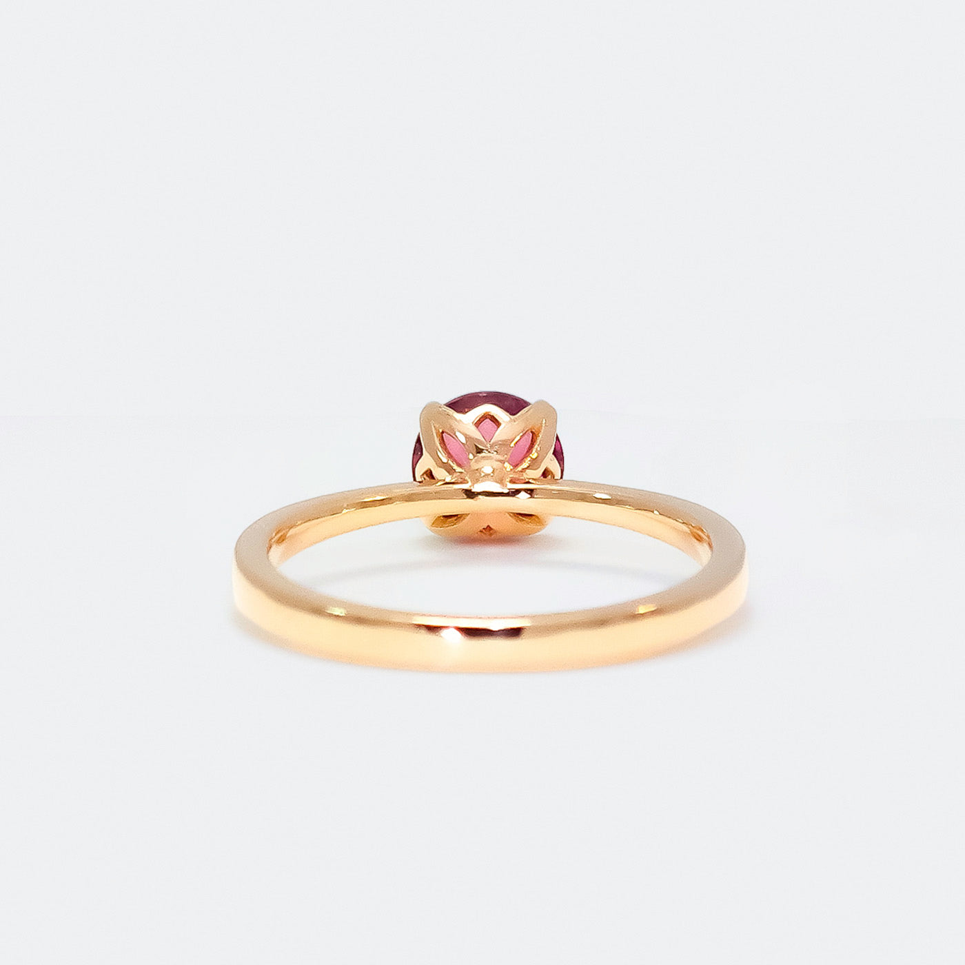 Ring Fleur Solitär Roségold in 180Grad gedrehter Rückansicht mit rotem Granat