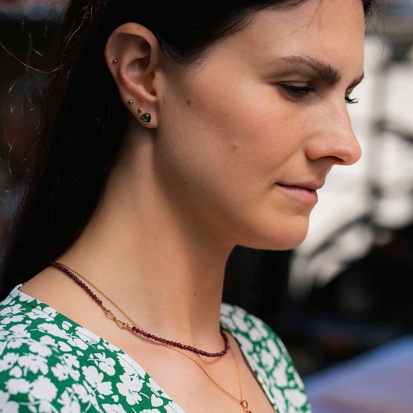 Edelsteinkette mit Granat und Rosegold Elementen an Modelhals mit Blumenkleid