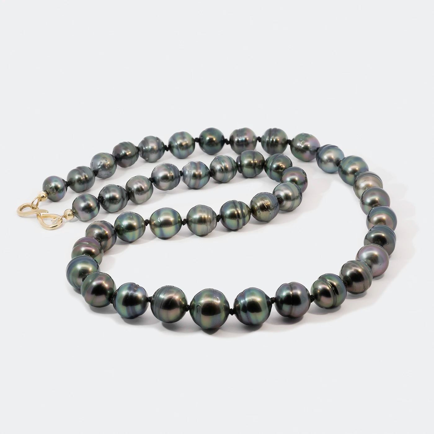 Kette aus Tahitiperlen mit Gelbgold Infinity Verschluss Frontansicht