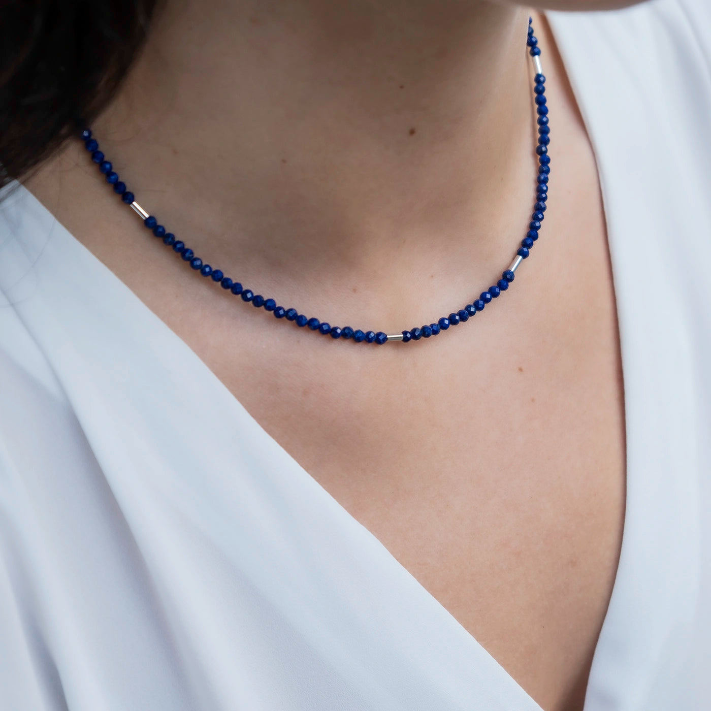 Edelsteinkette Lapis mit Platinelementen an weiblichem Modelhals halbnah