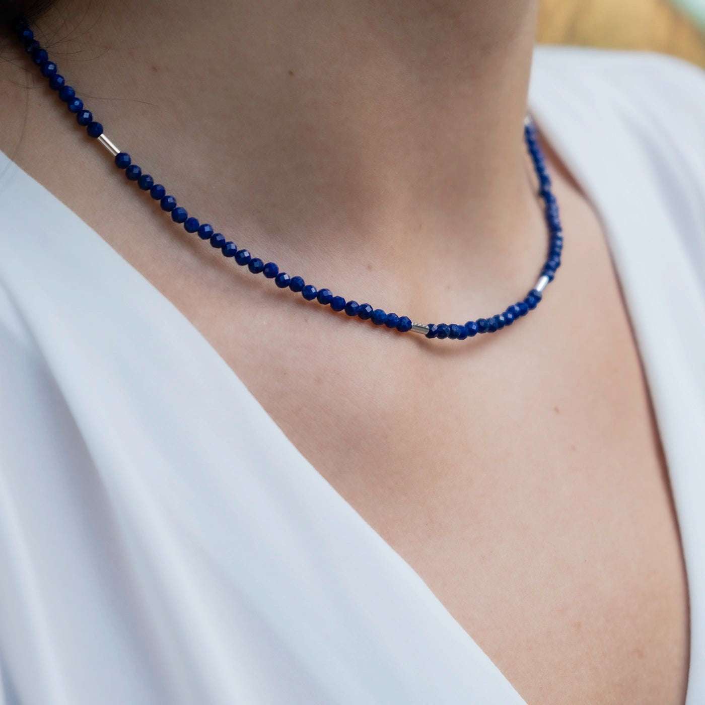 Edelsteinkette Lapis mit Platinelementen an weiblichem Modelhals nah