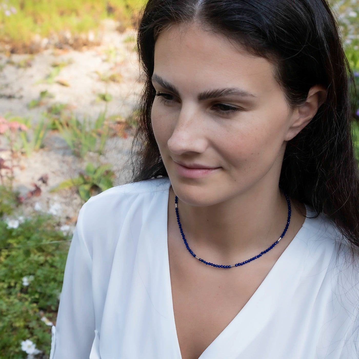 Edelsteinkette Lapis mit Platinelementen an weiblichem Modelhals total frontal