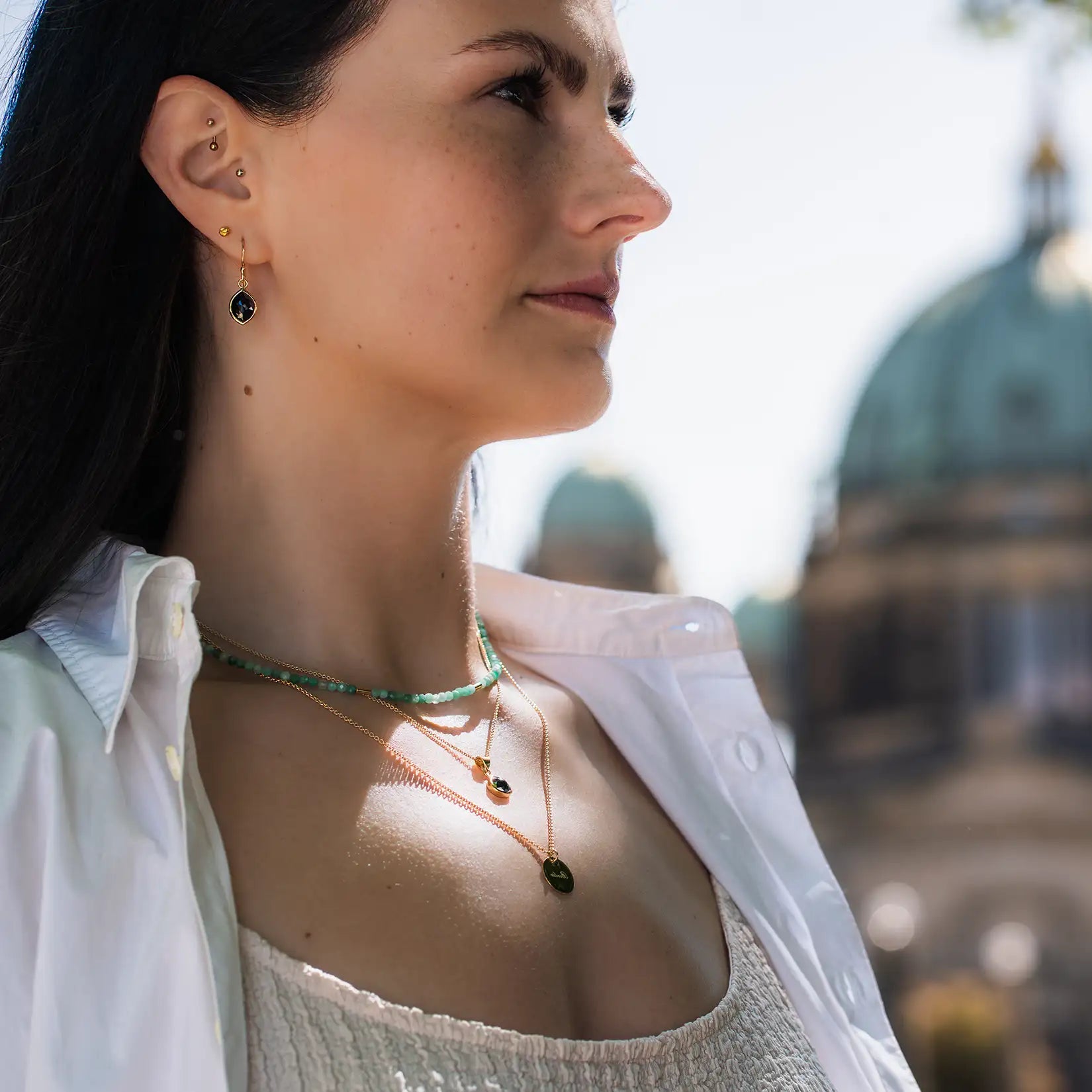 Model mit verschiedenen Schmuckstuecken vor Berliner Dom
