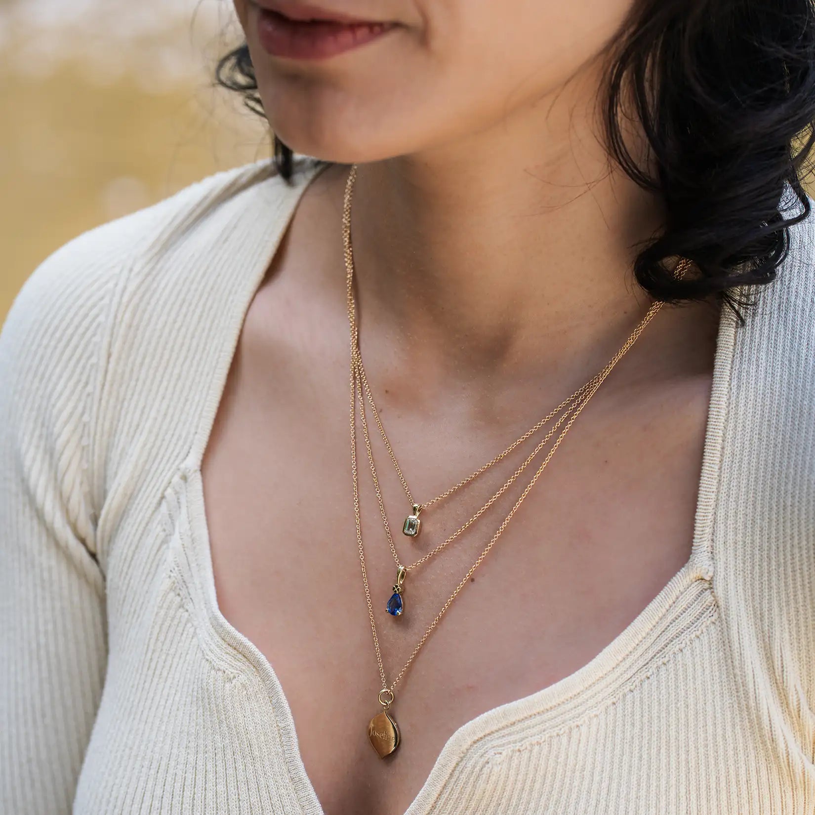 Model mit nachhaltigem Schmuck 3 verschiede Ketten Closeup