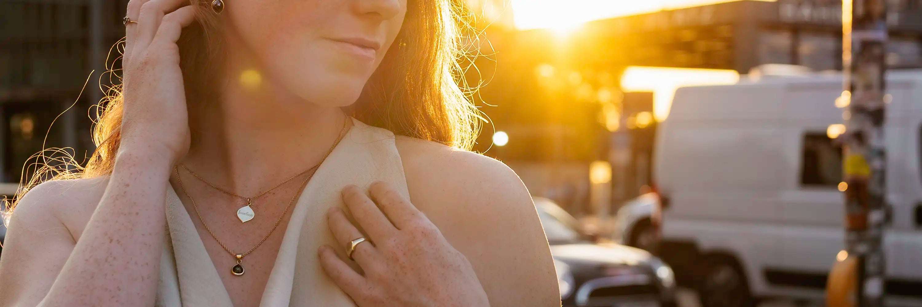 Model vor Sonnenuntergang mit nachhaltigem Schmuck