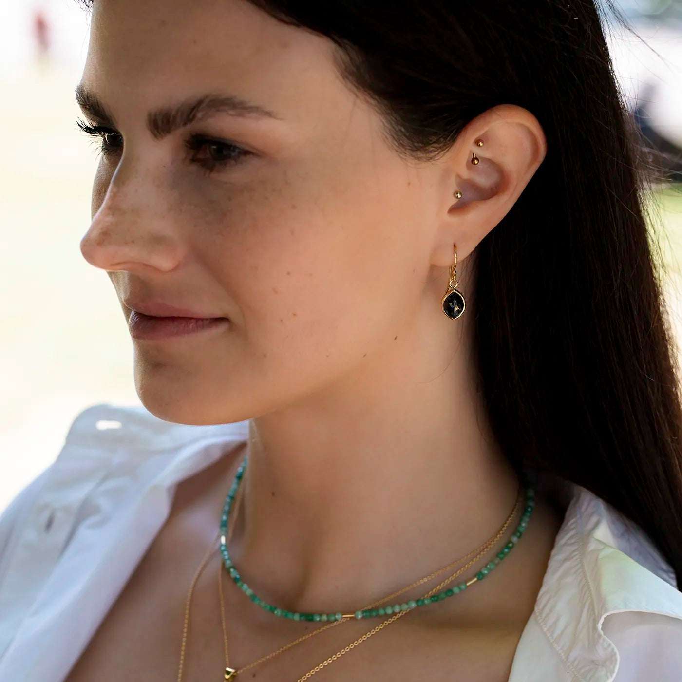 Ohrhaenger schwarzer Diamant Navette 2.0ct an Modelohr halbnah