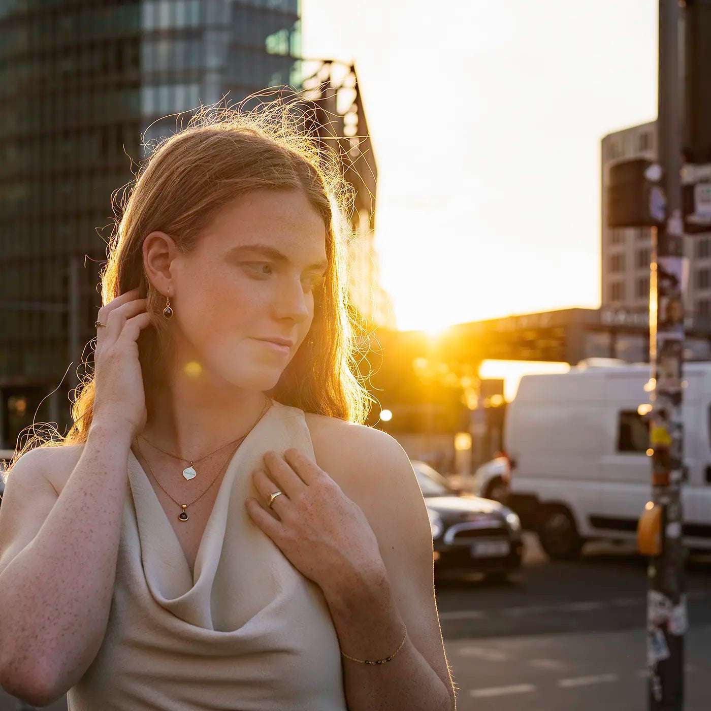 Ohrhaenger schwarzer Diamant Navette 2.0ct an Modelohr nah Sonnenuntergangslicht total am Potsdamer Platz