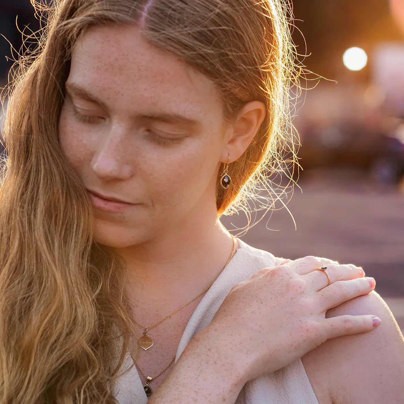 Ohrhaenger schwarzer Diamant Navette 2.0ct an Modelohr nah Sonnenuntergangslicht in Haar