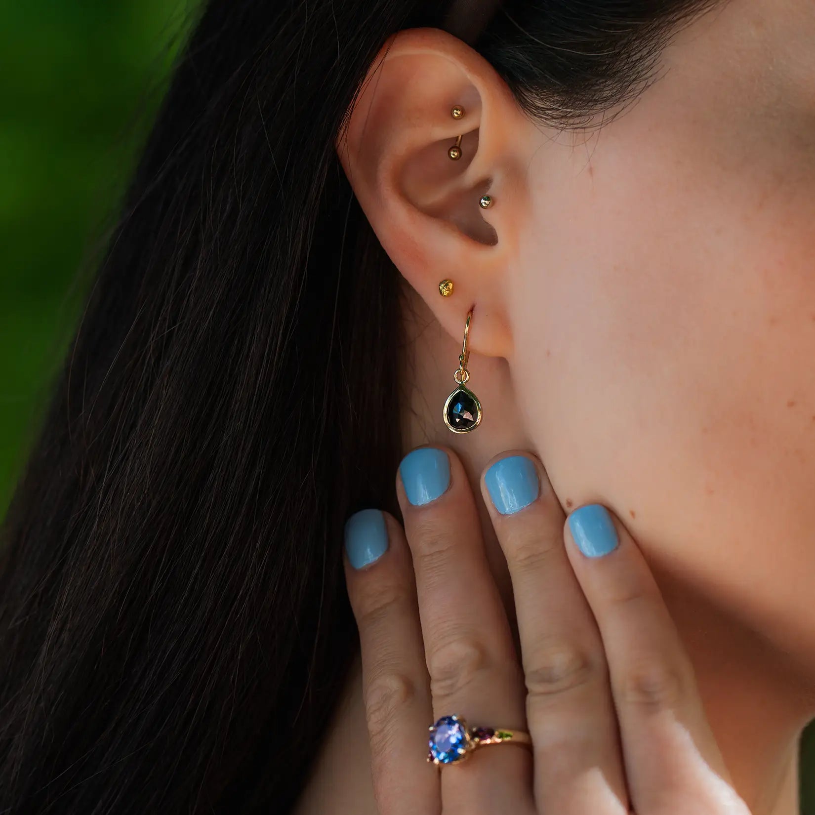 Schwarzer Diamantrtopfen Ohrhaenger closeup