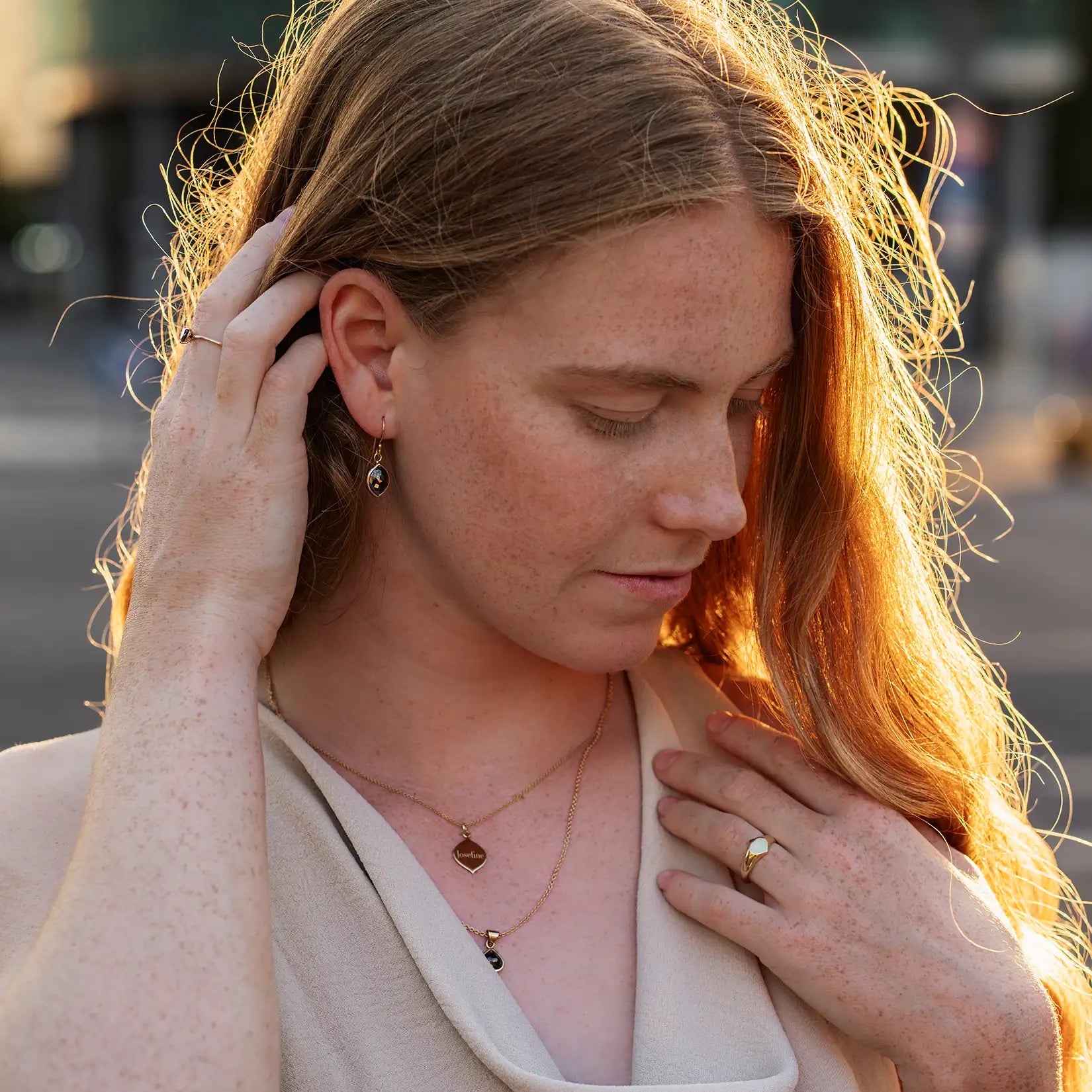 schwarzer Diamantropfen Ohrhaenger im Abendlicht