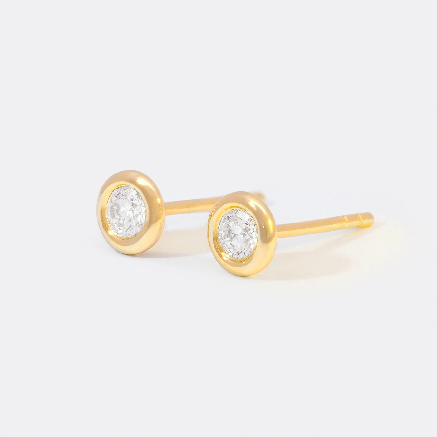 Ohrstecker Balance mit zwei 0,15 ct Brillanten in Gelbgold Frontansicht