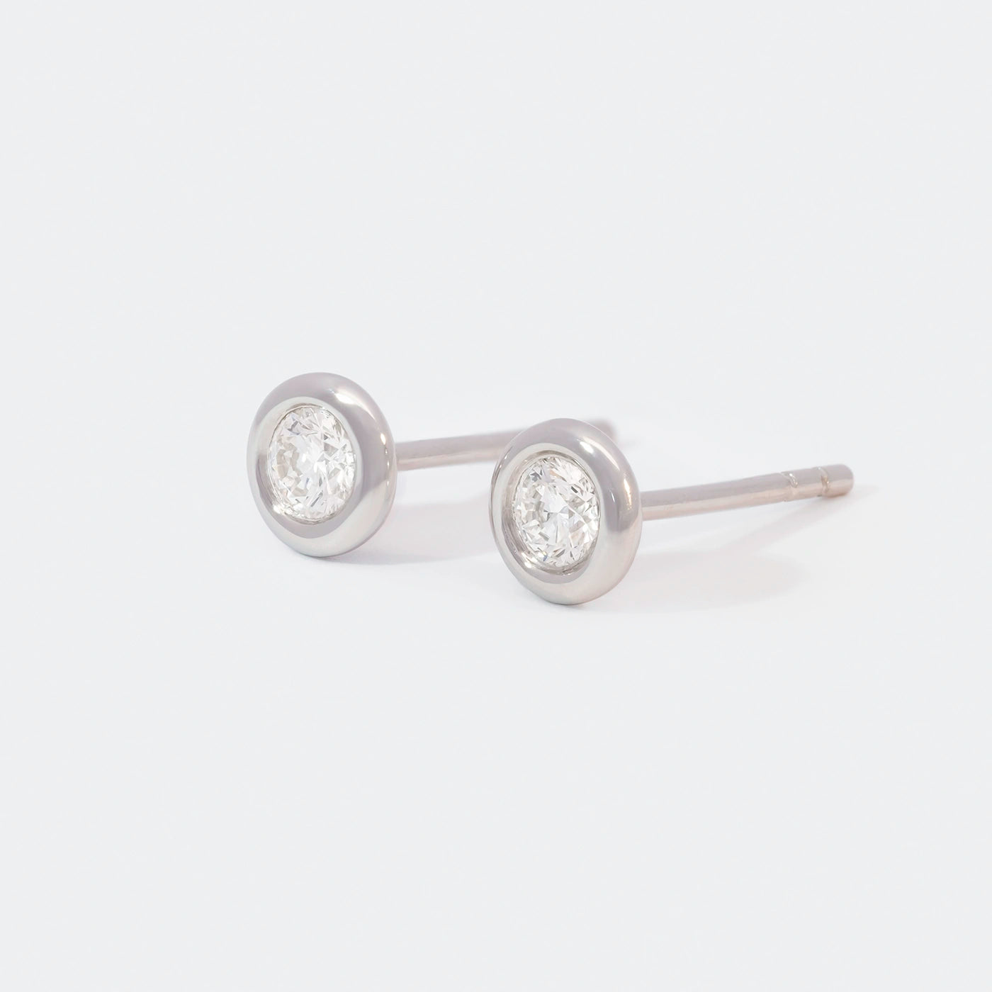 Zwei Balance Ohrstecker mit je einem 0.15ct Brillanten aus Platin 25Grad nach links gedreht
