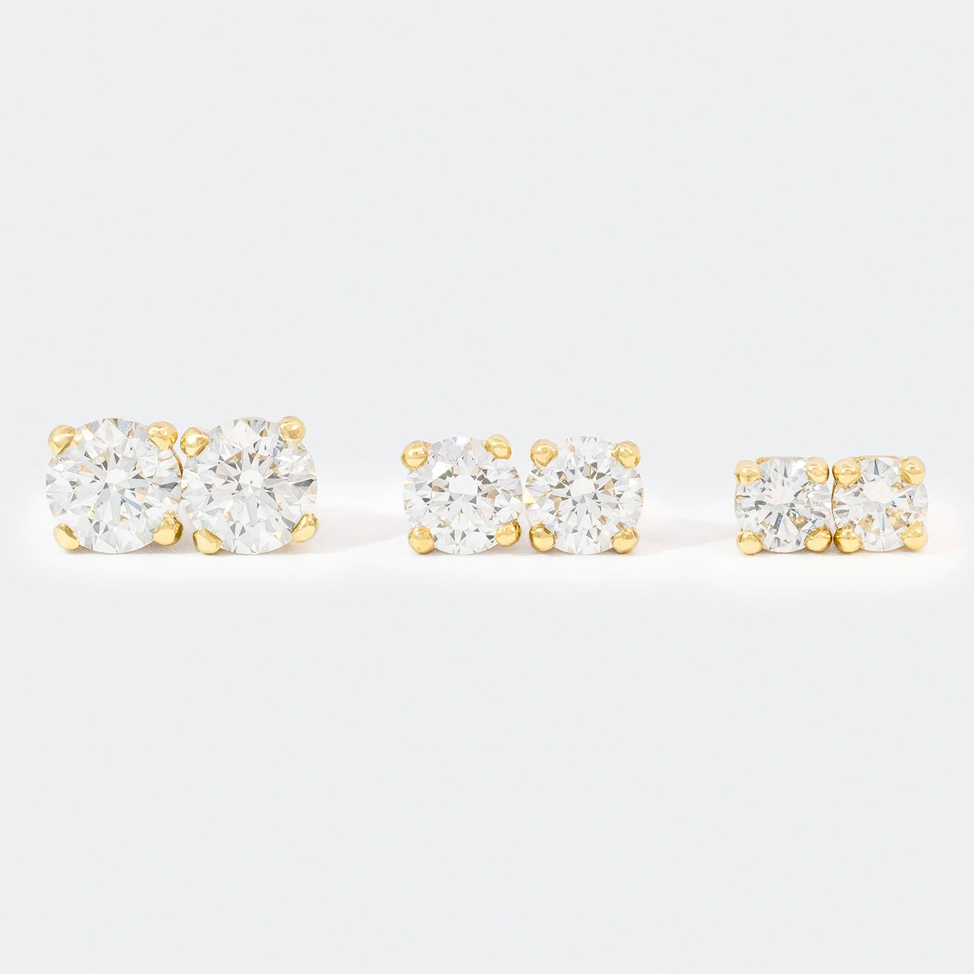 Alle Paare der Petite Fleur Ohrstecker nebeneinander 0.30ct 0.60ct und 1.00ct aus Gelbgold Frontansicht