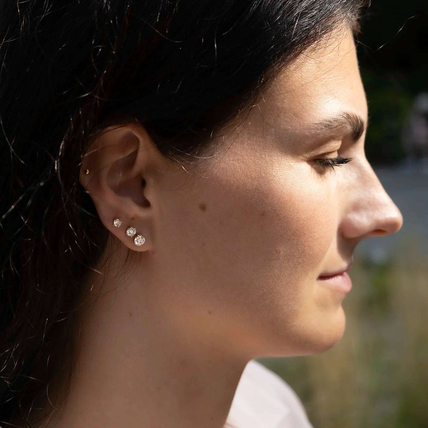 Ohrstecker Petite Fleur 0.15ct Brillant Gelbgold und ein Ohrstecker Petite Fleur 0.3ct Brillant Gelbgold sowie einer mit 0.5ct an Modelohr sehr nah profilig