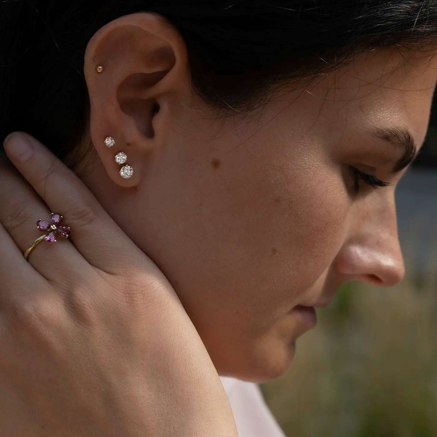 Ohrstecker Petite Fleur 0.15ct Brillant Gelbgold und ein Ohrstecker Petite Fleur 0.3ct Brillant Gelbgold sowie einer mit 0.5ct an Modelohr sehr nah profilig mit hand im Nacken