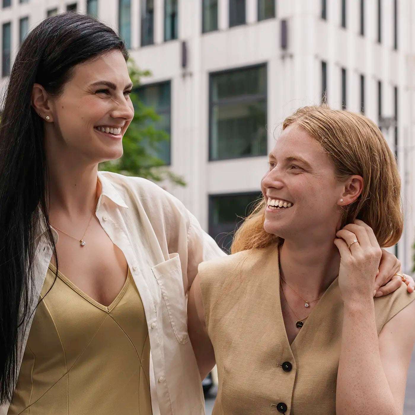 Ei Ohrstecker Petite Fleur 0.30ct Brillant Gelbgold an Modelohr von vorn mit zweitem Model mit Ohrstecker mit 0.5oct