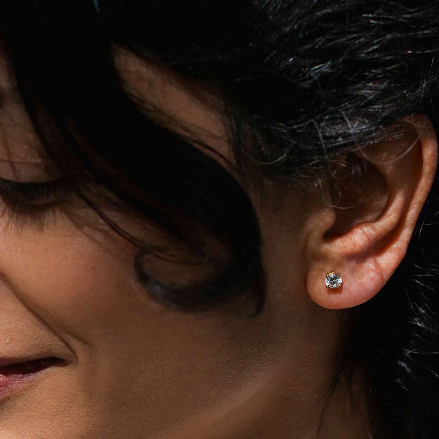 Ei Ohrstecker Petite Fleur 0.30ct Brillant Gelbgold an Modelohr Profilig sehr nah