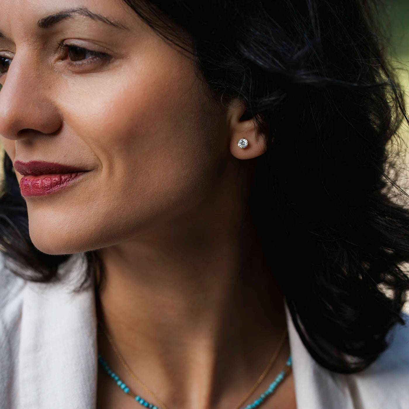 Ohrstecker Petite Fleur mit 0.5ct Gelbgold an Modelohr nah profilig Model schaut nach links