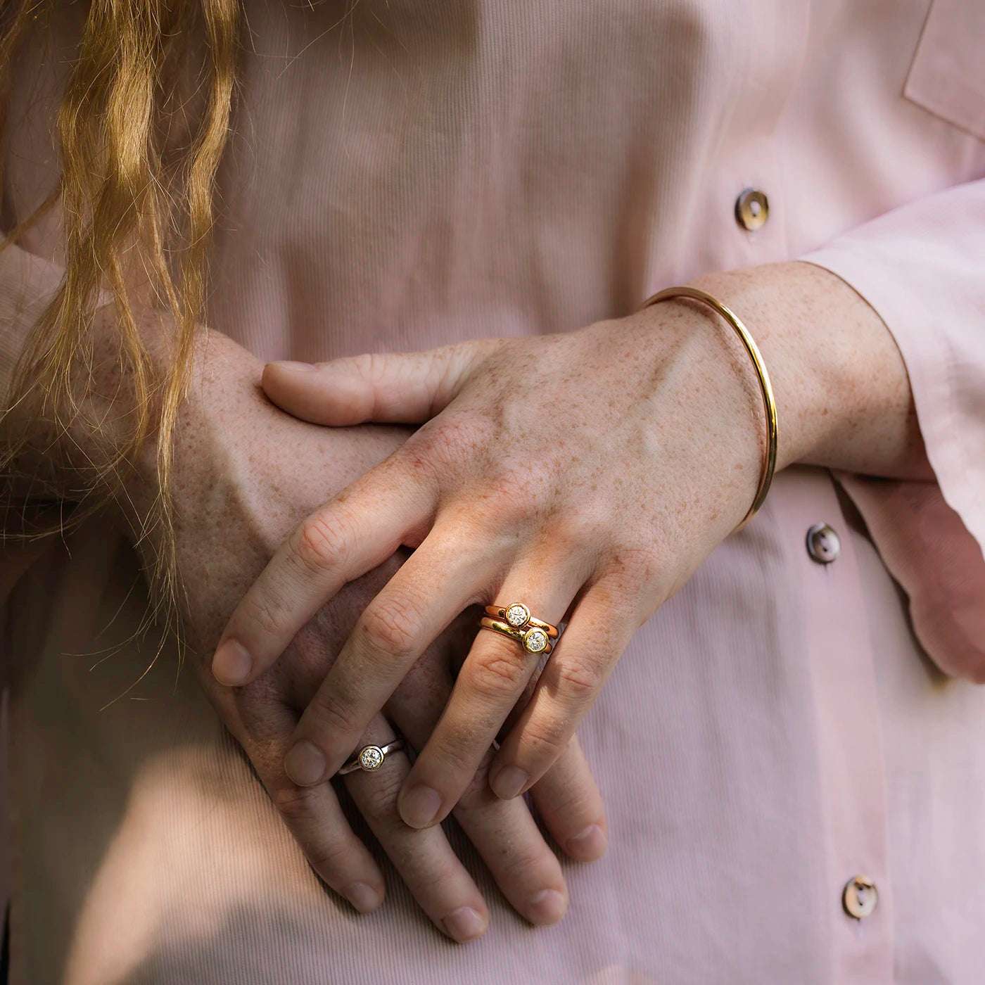 Ring 750er Rosegold Balance Modell 0.4ct Brillant an Modelhand Weissgold Balance und Gelbgold