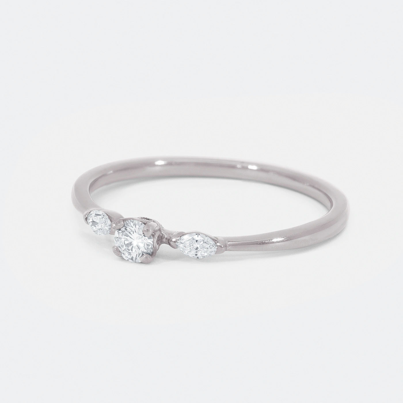 Ring Petite Fleur Mittelstein 0.10ct Brillant von 2 Navette Diamanten flankiert in floralem Design Platin Frontansicht 25Grad Links gedreht