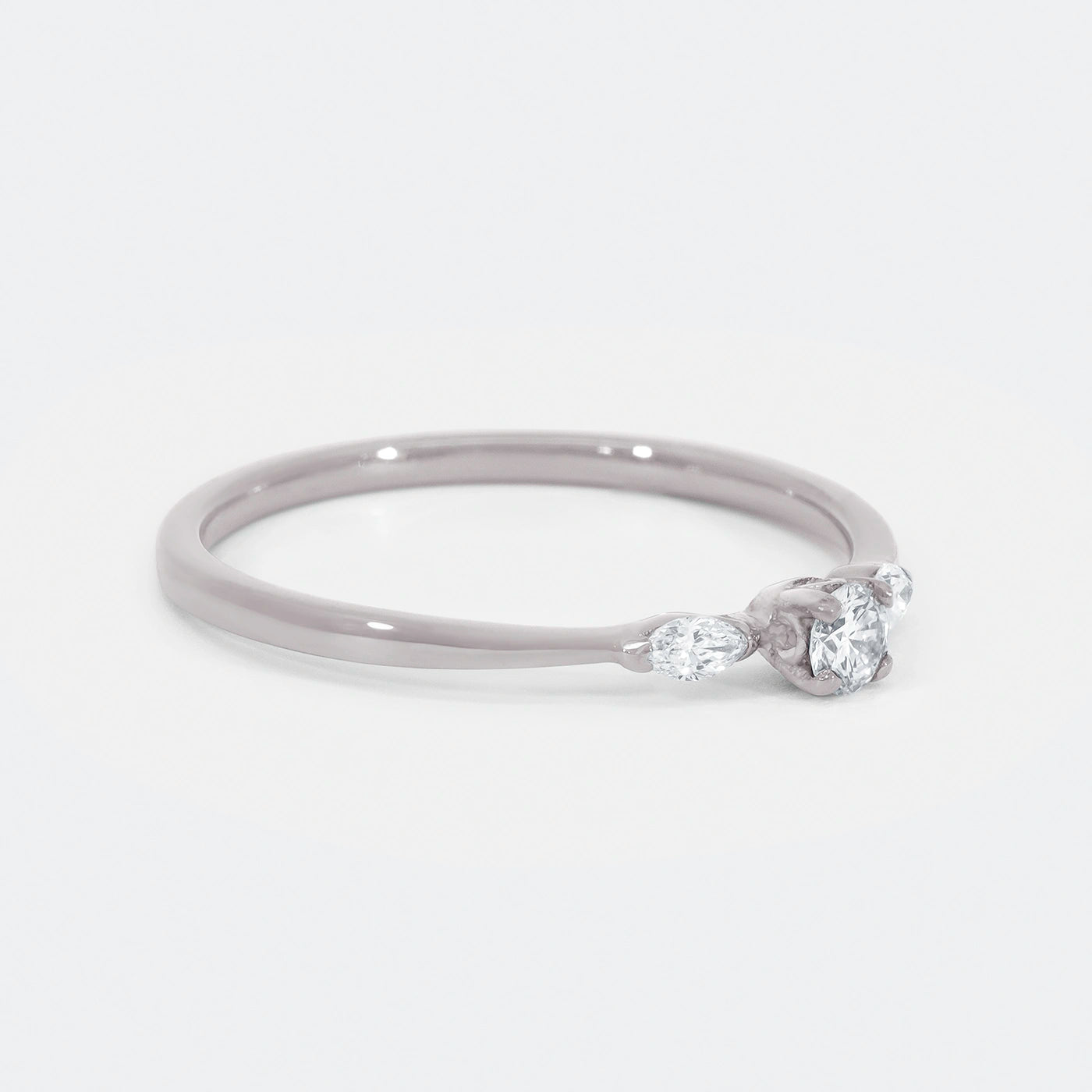 Ring Petite Fleur Mittelstein 0.10ct Brillant von 2 Navette Diamanten flankiert in floralem Design Platin Frontansicht 75Grad rechts gedreht