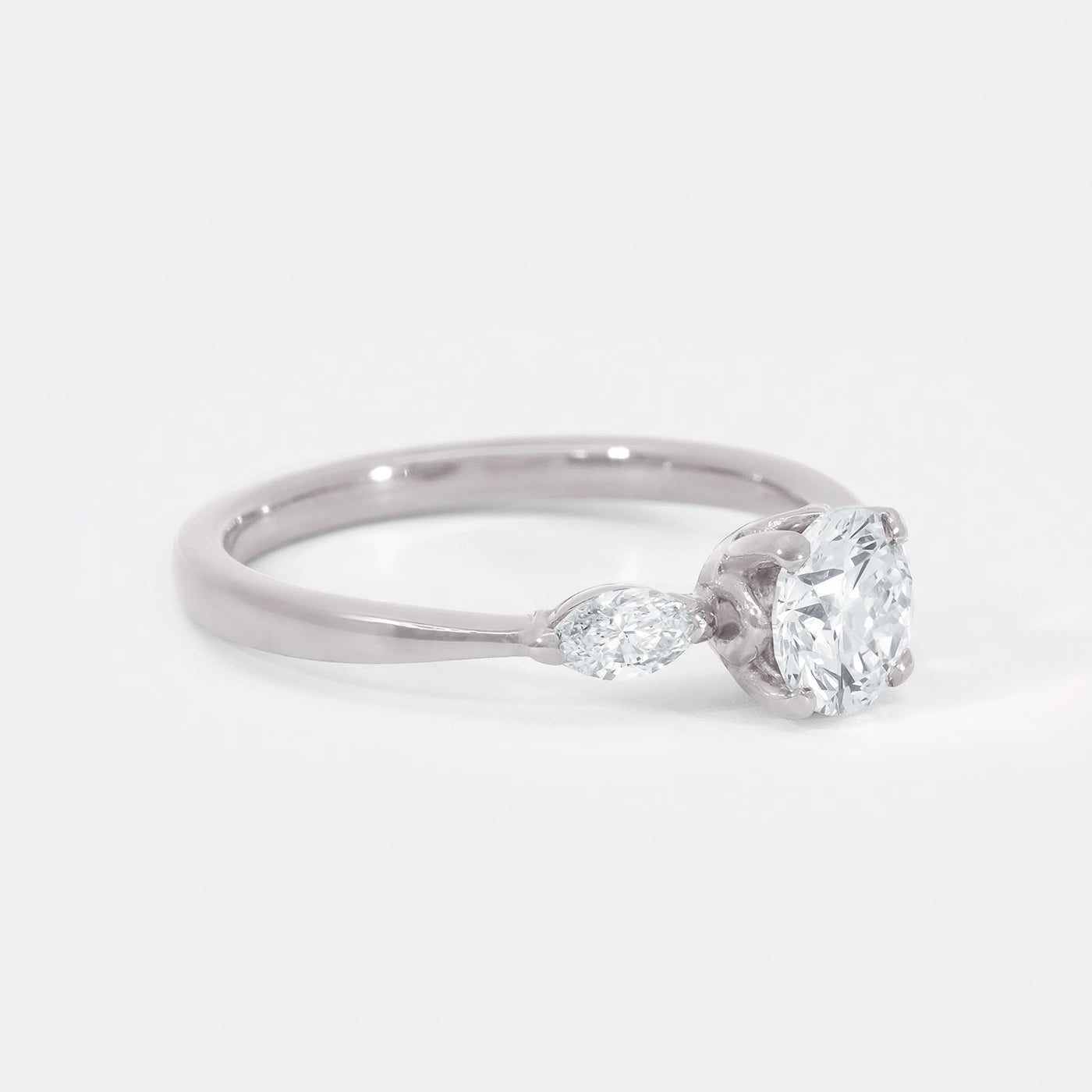 Ring Petite Fleur Mittelstein 0.75ct Brillant von 2 Navette Diamanten flankiert in floralem Design Platin Frontansicht 75Grad rechts gedreht