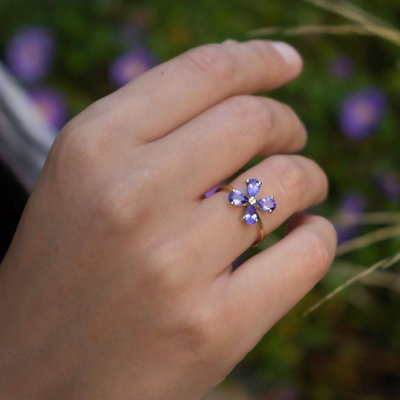 Ring 750er Gelbgold vier blaue Tansanite florales Design Modelhand nah