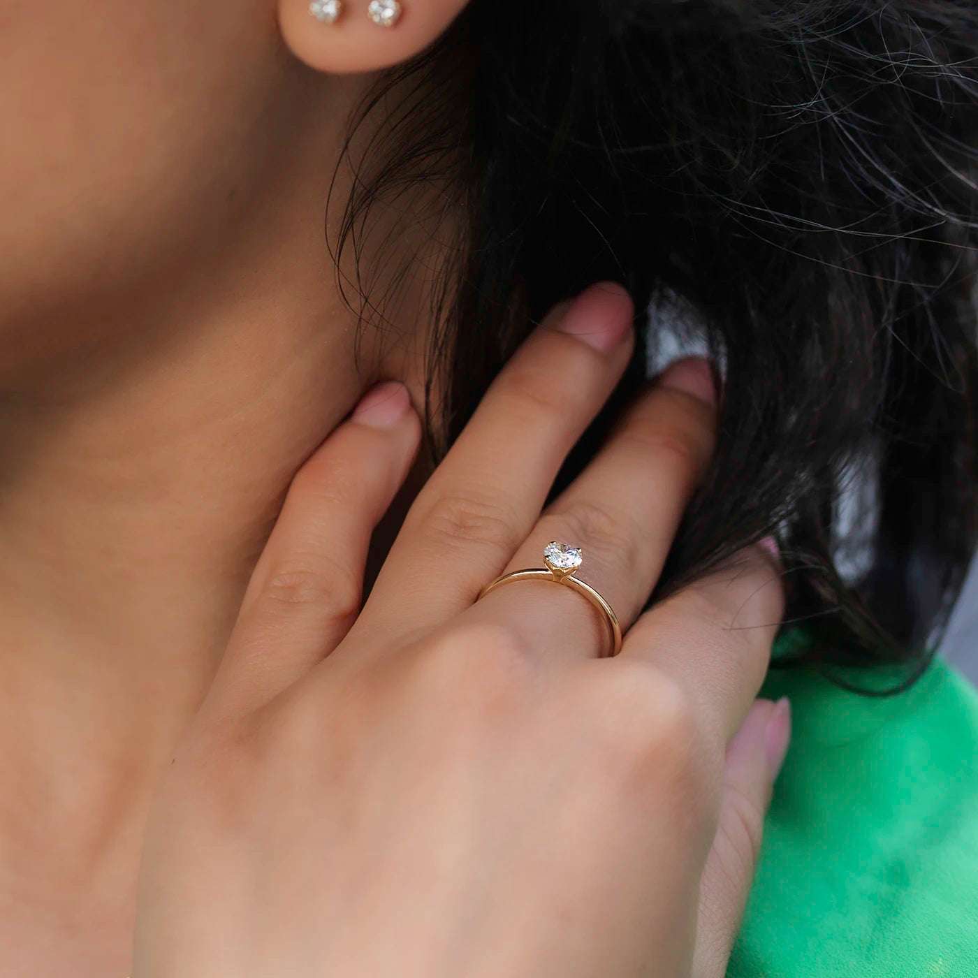 Ring Petite Fleur Solitär Gelbgold 0,50 ct Brillant nahe Hand auf Schulter Ring an Mittelfinger